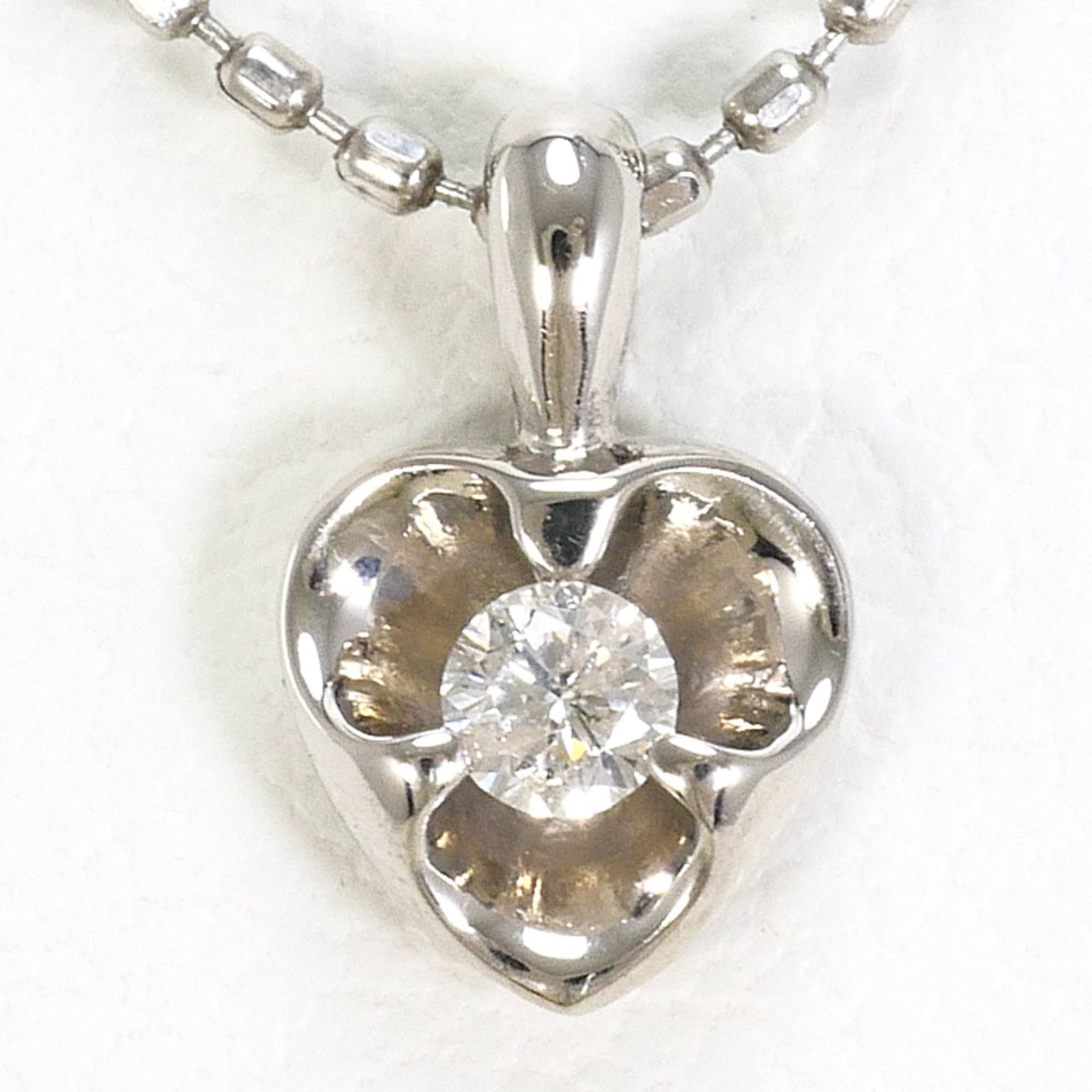 Pt900 Platinum/ Pt850 Necklace With 0.05Ct Diamond Total Weight 1.7G 40Cm Like New Condition: Pt900 Platinum/ Pt850 Necklace With 0.05Ct Diamond Total Weight 1.7G 40Cm Like New Condition Platinum/ Pt900 Necklace With 0.05Ct Diamond Features A Total Weight Of 1.7G, Measuring 40cm In Circumferen
