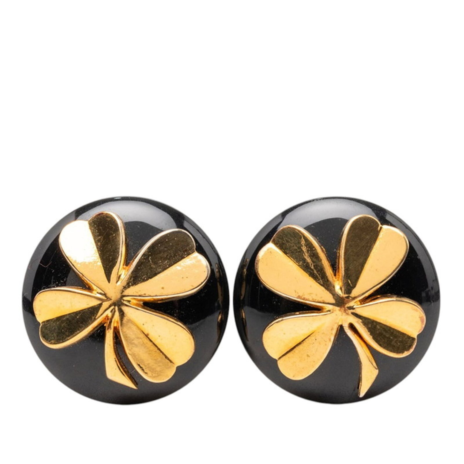 Clip earrings plastic from Chanel: Clip earrings plastic from Chanel Clip earrings from Chanel in black and gold plastic, measuring 26.20mm x 1.03'' in size. Made entirely of plastic, these clip earrings showcase a sleek design with a