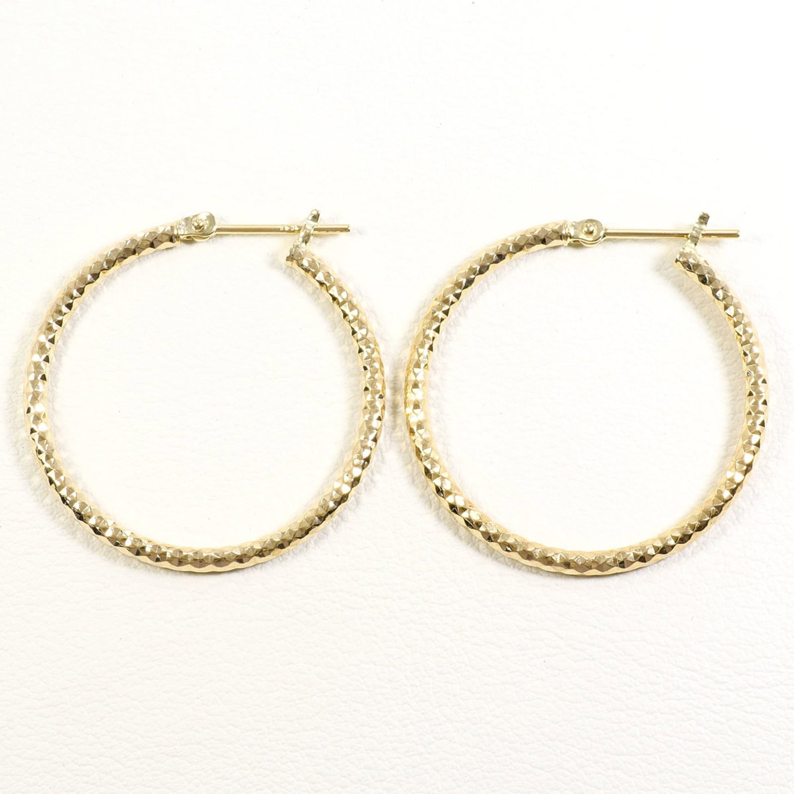 Unbranded Hoop Earrings Yellow Gold (14K): Unbranded Hoop Earrings Yellow Gold (14K) Yellow gold (14K) hoop earrings with a weight of 2.7g / 0.09oz, made from high-quality 14K metal, offer a subtle shine and understated elegance to any