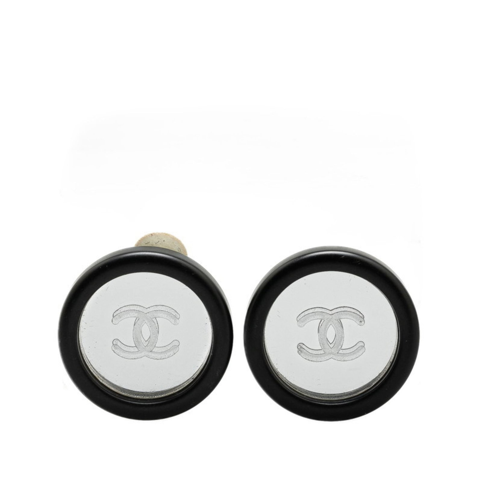 Clip earrings plastic from Chanel: Clip earrings plastic from Chanel Clip earrings from Chanel in black plastic, measuring 24.00mm x 24.00mm, bearing the brand's signature. Made entirely of plastic, these clip earrings are a simple