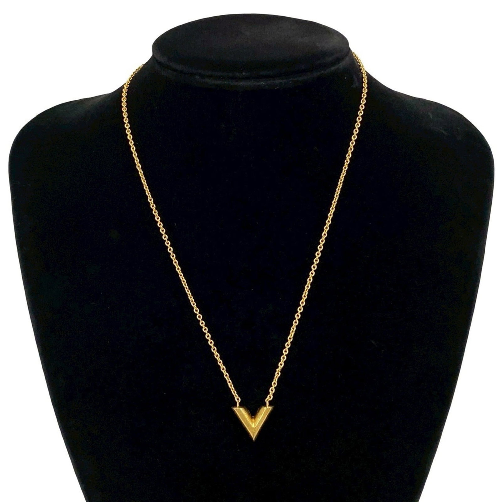 Louis Vuitton Essential V Motif Gp Necklace Pendant Gold 151-1: Louis Vuitton Essential V Motif Gp Necklace Pendant Gold 151-1 Gold plating Louis Vuitton Essential V Motif Gp Necklace Pendant, featuring the iconic LV design in gold. The necklace measures 46 cm in