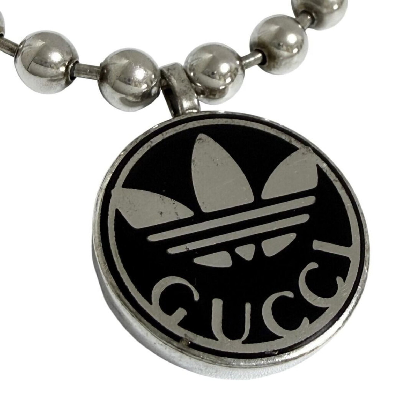 Men's Pendant Necklace Gucci Adidas Trefoil Silver: Men's Pendant Necklace Gucci Adidas Trefoil Silver Silver pendant necklace from Gucci, combining Italian style with Adidas' iconic Trefoil logo. This unique piece features a silver 925 material and