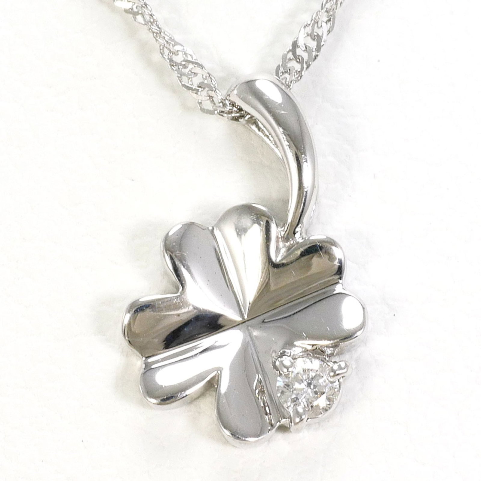 18K (18-Karat White Gold) Necklace With A 0.03Ct Diamond Total Weight 1.4G 40Cm Length. Jewelry.: 18K (18-Karat White Gold) Necklace With A 0.03Ct Diamond Total Weight 1.4G 40Cm Length. Jewelry. 18K white gold necklace with a total weight of 1.4g and a stunning 0.03ct diamond, perfectly