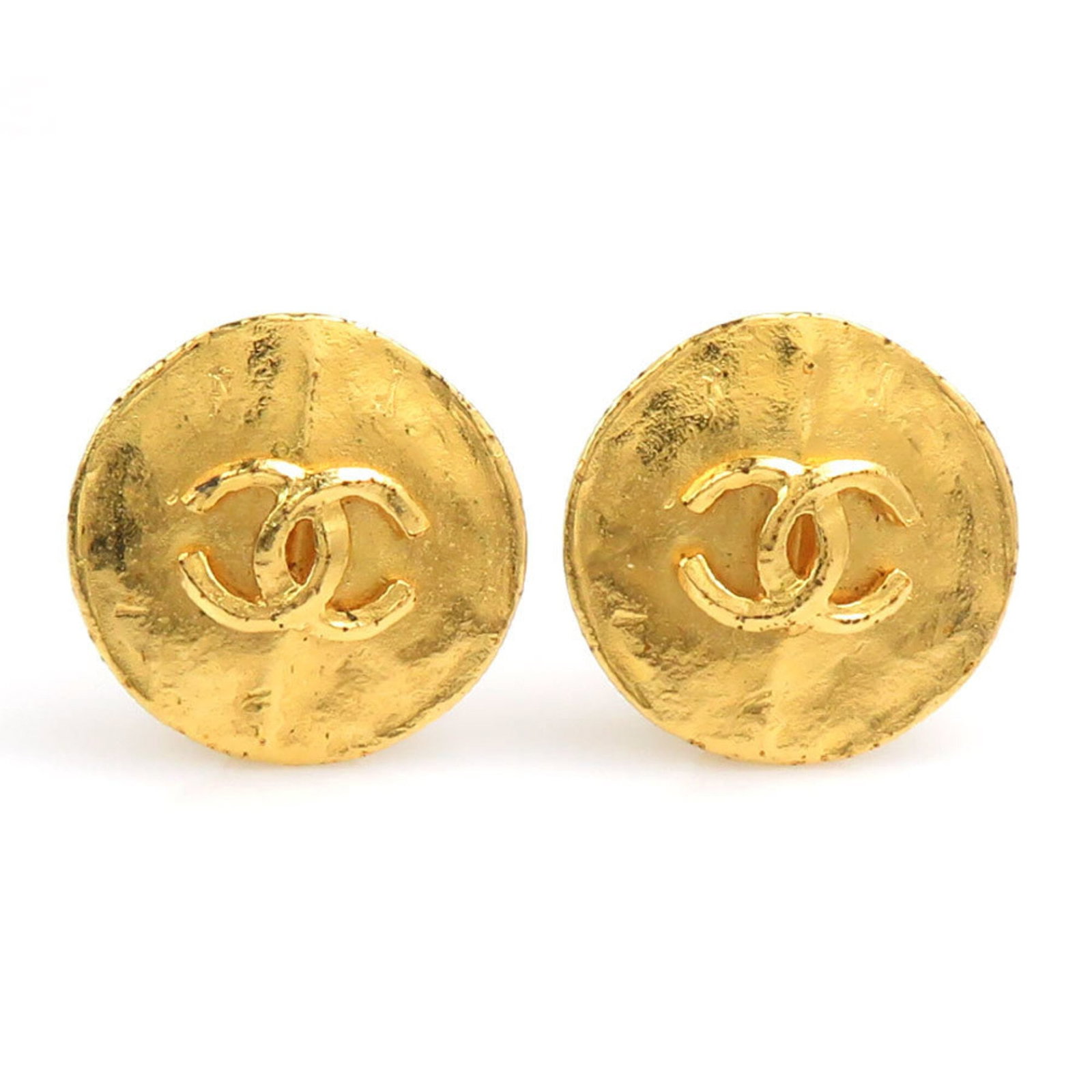 Metal clip earrings by Chanel: Metal clip earrings by Chanel Metal clip earrings by Chanel, crafted in gold and measuring 20.00mm x 20.00mm, bear the signature of the renowned French fashion house. These elegant clip earrings