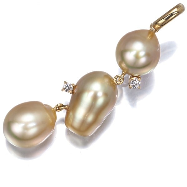 Tasaki Pendant Golden South Sea Pearl 9.7-9.8Mm Diamond 18K Yg: Tasaki Pendant Golden South Sea Pearl 9.7-9.8Mm Diamond 18K Yg Yellow Gold Pendant with Cultured South Sea Pearl and Diamond. This 18k yellow gold pendant showcases a stunning cultured South Sea pearl