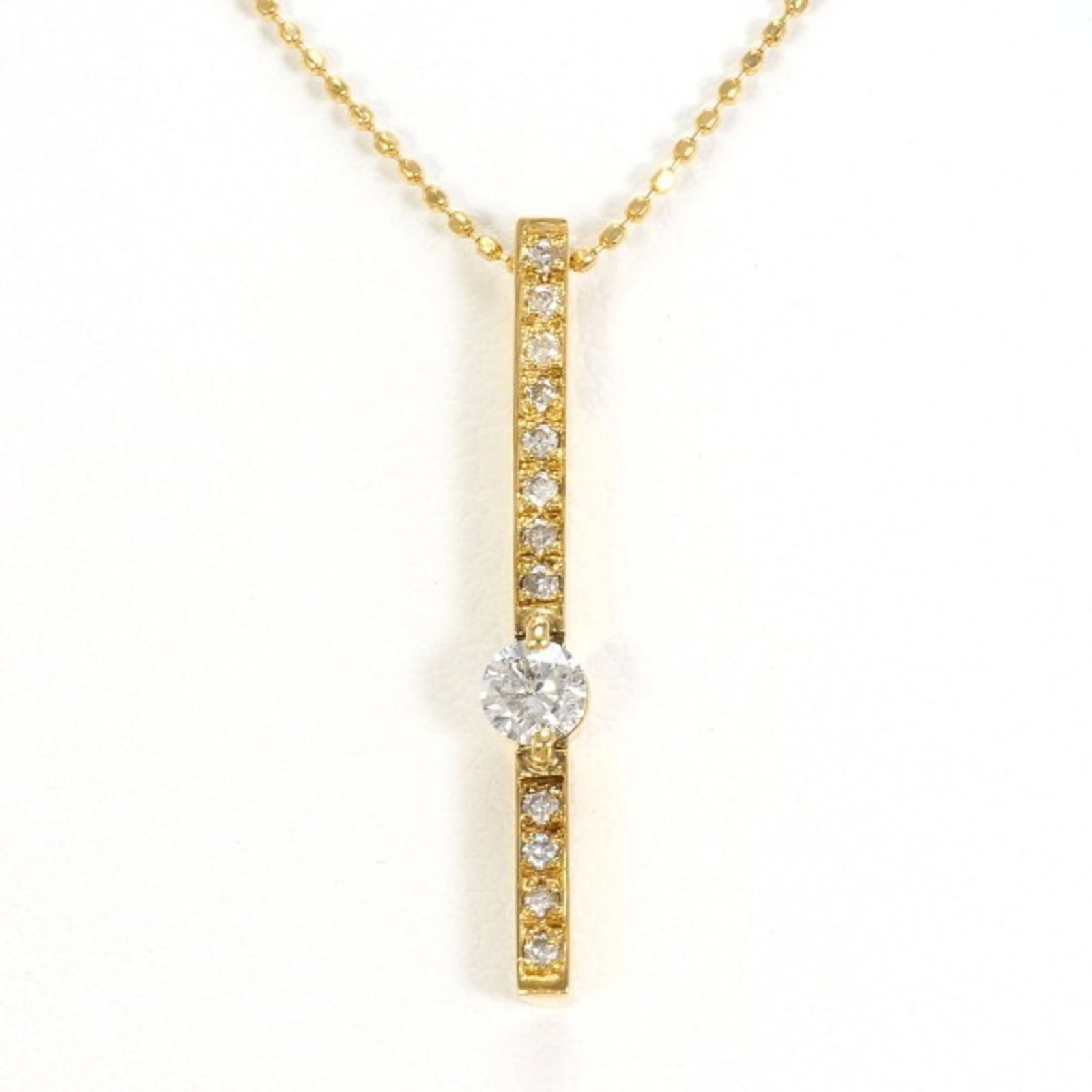 18K (18-Karat) Yellow Gold Necklace With 0.18Ct Diamond Total Weight Approx. 2.3G 45Cm Jewelry: 18K (18-Karat) Yellow Gold Necklace With 0.18Ct Diamond Total Weight Approx. 2.3G 45Cm Jewelry 18K yellow gold necklace boasts a total weight of approximately 2.3 grams, featuring a stunning 0.18 cara