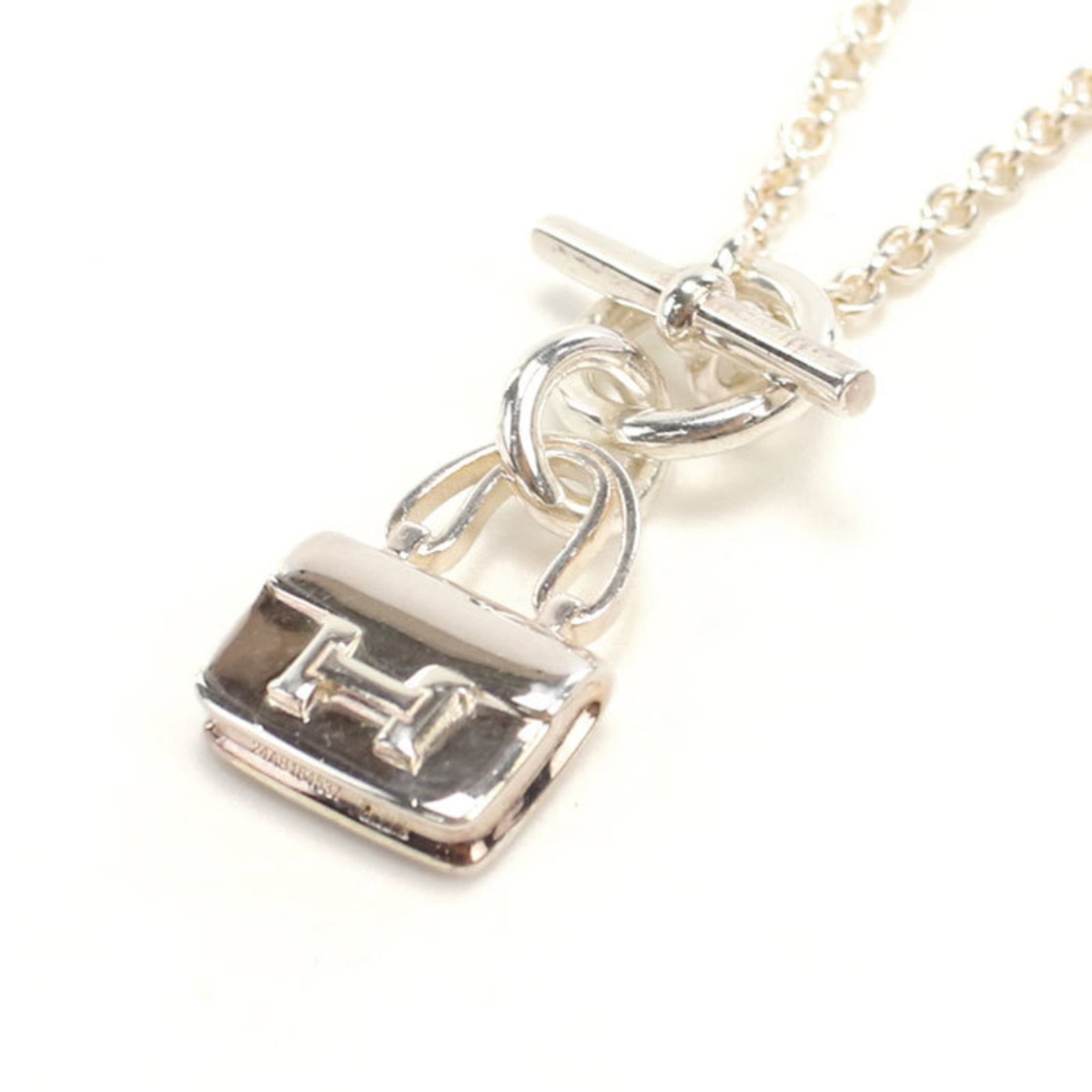 Silver necklace amulet for women Hermes: Silver necklace amulet for women Hermes Silver necklace amulet for women from Hermes, crafted in Italy with a sleek silver pendant measuring 17mm x 12mm. The elegant 38cm chain features high-quality