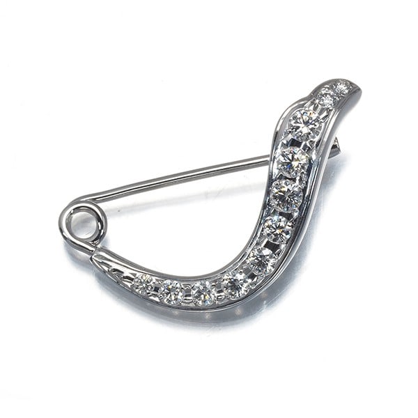 Diamond Mikimoto Brooch 18K White Gold: Diamond Mikimoto Brooch 18K White Gold The MIKIMOTO Diamond Brooch in 18K White Gold boasts a natural diamond weighing approximately 0.4 carats, set within a beautifully crafted design that measures