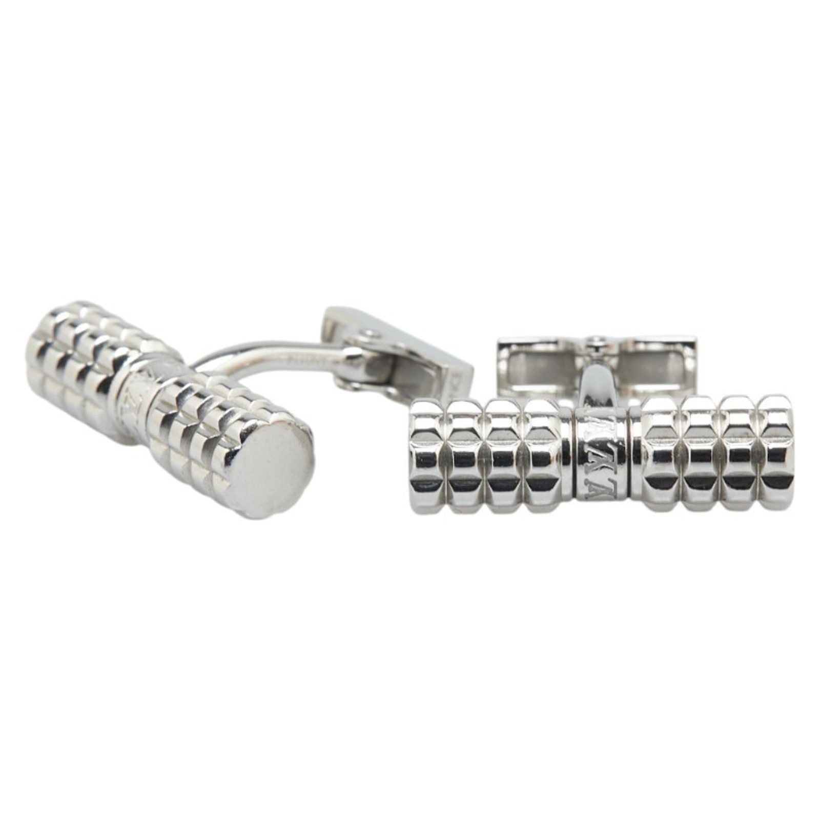 Cufflinks Metal Louis Vuitton: Cufflinks Metal Louis Vuitton Silver Louis Vuitton Metal Cufflinks are crafted from metal and come in a silver color. They measure 24.50mm x 23.00mm / 0.96'' x 0.91''. The item includes a box and