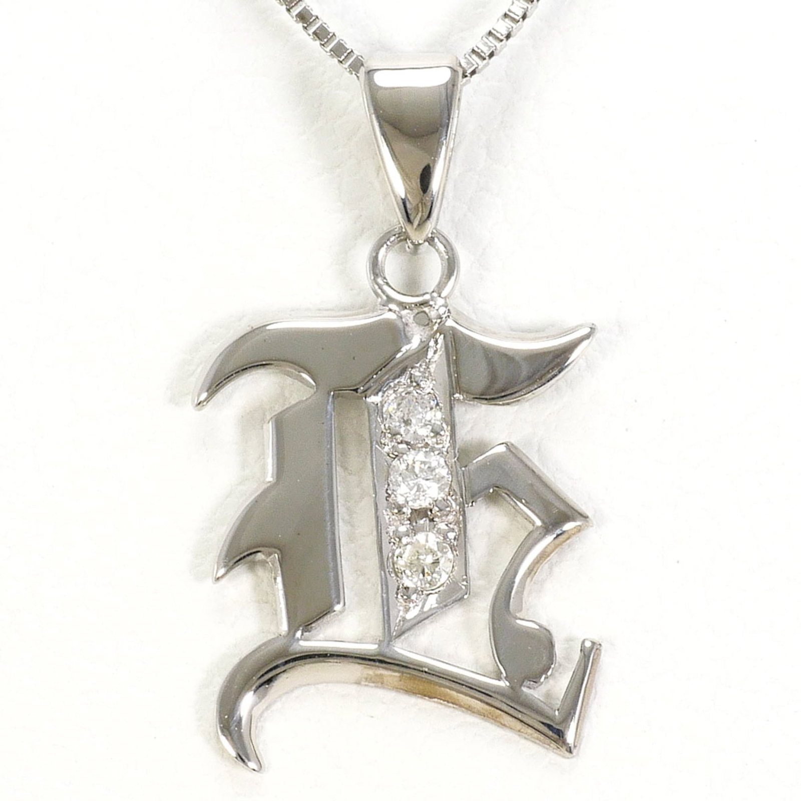 K14 14K Wg White Gold Necklace With 0.05Ct Diamond Total Weight 1.6G 40Cm Like New Condition: K14 14K Wg White Gold Necklace With 0.05Ct Diamond Total Weight 1.6G 40Cm Like New Condition A stunning 14K white gold necklace features a total weight of 0.05 carats in diamonds, totaling 1.6 grams,