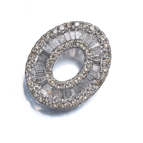 Oval Pendant 750 White Gold 1.00Ct Diamond: Oval Pendant 750 White Gold 1.00Ct Diamond Oval pendant made from 18k white gold, featuring a natural diamond weighing 1.00ct, set in a design size of 17.6 x 14.4mm. The pendant's bail inner diameter