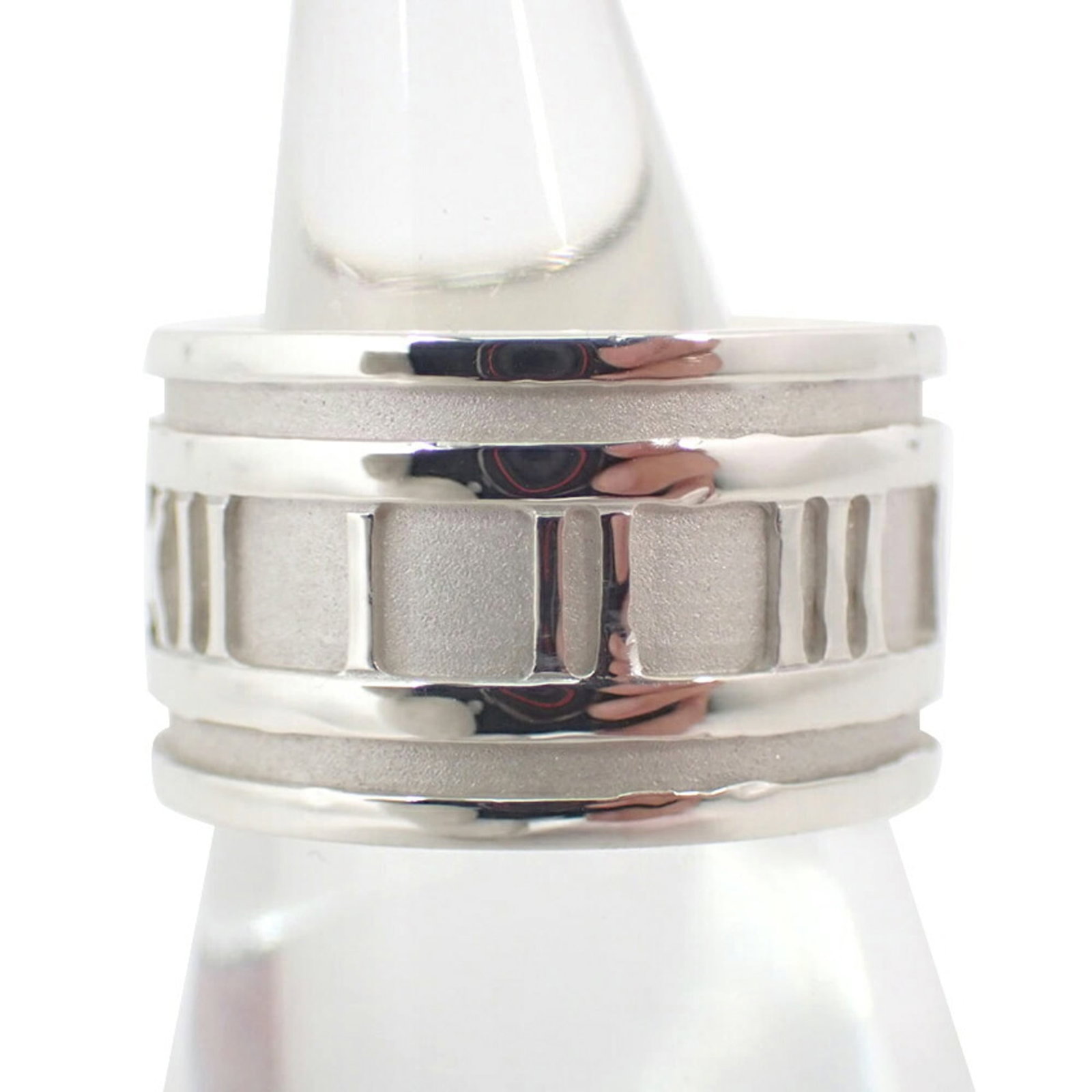 Sterling Silver Tiffany Band Ring 925: Sterling Silver Tiffany Band Ring 925 Sterling silver Tiffany band ring 925, available in US size 7 and Japanese size 14. This elegant piece features sterling silver material and bears a signature. A 