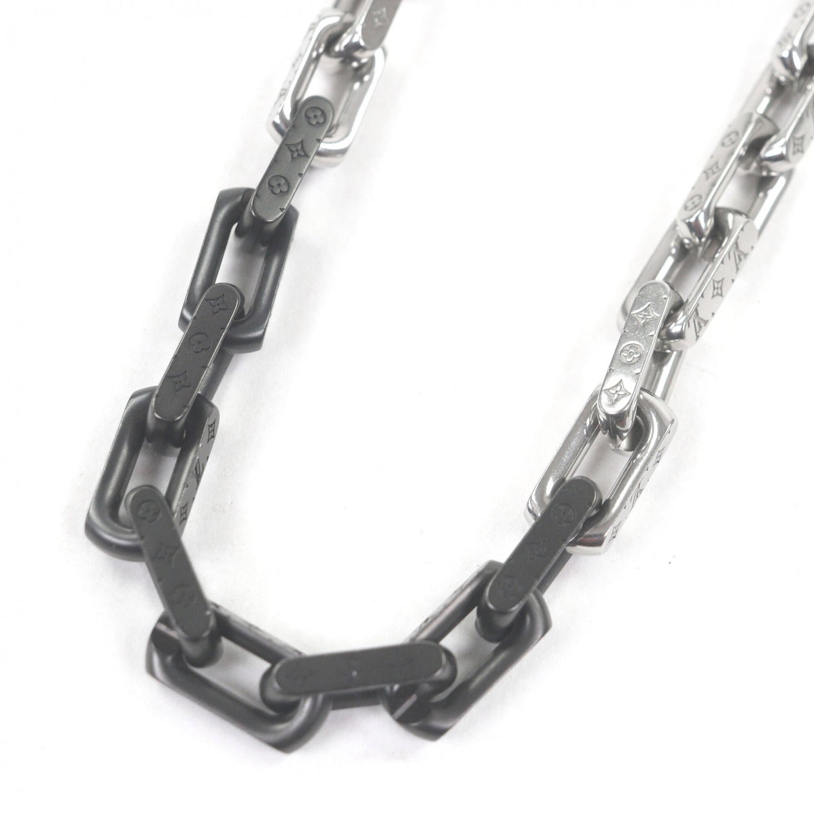 Louis Vuitton (Louis Vuitton) 2022 Model M00677 Necklace Monogram Chain Collier Silver & Black Made: Louis Vuitton (Louis Vuitton) 2022 Model M00677 Necklace Monogram Chain Collier Silver & Black Made Silver and black monogram chain collier necklace from Louis Vuitton, featuring the iconic LV