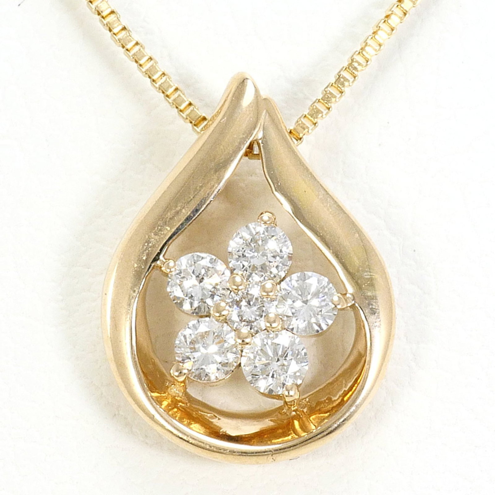 K10 10K Yg Yellow Gold Necklace With 0.15Ct Diamond Total Weight 2.0G 39Cm Like New Condition: K10 10K Yg Yellow Gold Necklace With 0.15Ct Diamond Total Weight 2.0G 39Cm Like New Condition Yellow gold necklace with 0.15ct diamond pendant, weighing 2g total, features a 39cm circumference and