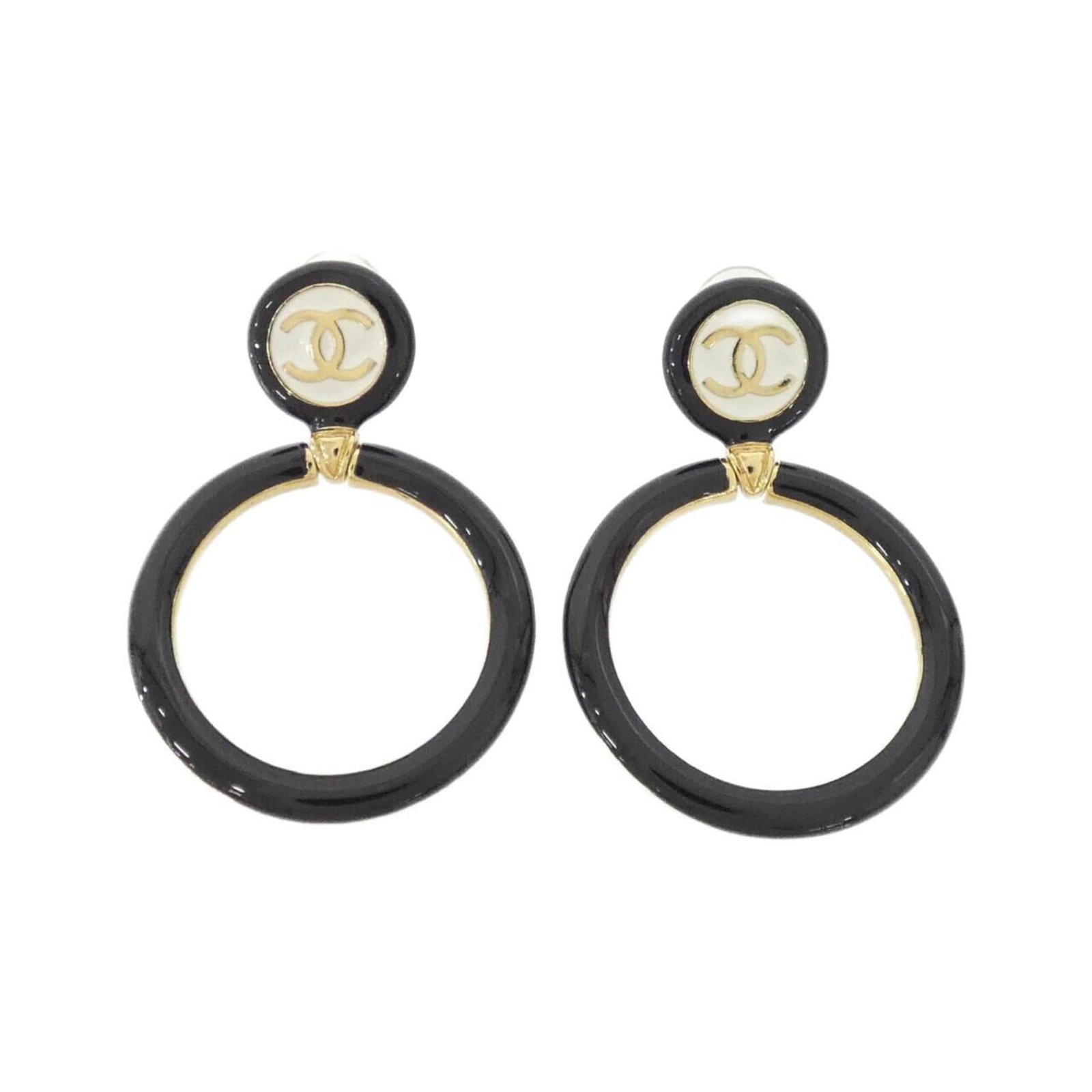 Chanel Stud Earrings: Chanel Stud Earrings Black, gold, and white stud earrings from Chanel. Made with precise dimensions of 55.00mm x 37.00mm, these earrings showcase a sleek design. The signature style of the iconic bran