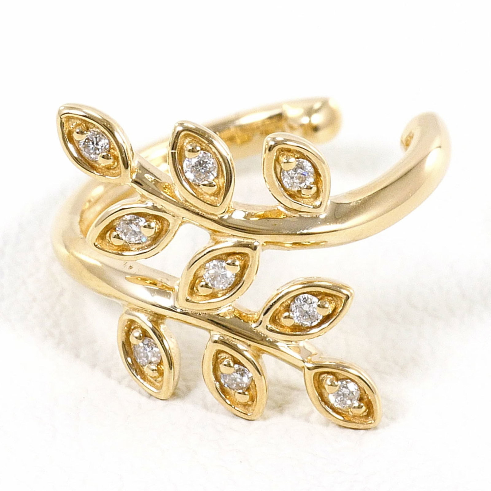 Unbranded Earcuff Yellow Gold (10K): Unbranded Earcuff Yellow Gold (10K) Yellow gold (10K) earcuff with a diamond stone, weighing 1.2g / 0.04oz, crafted from high-quality 10K metal. This unbranded piece showcases its simplicity and