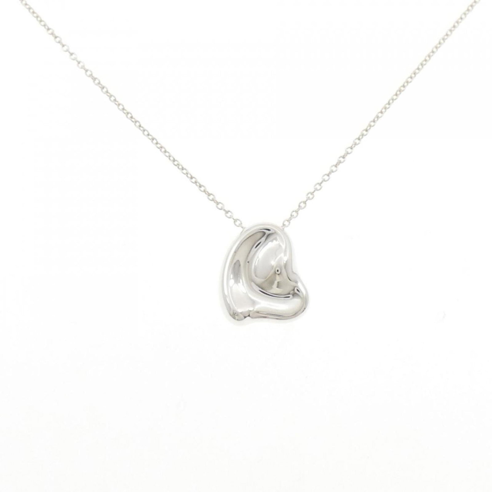 Tiffany 925 Necklace: Tiffany 925 Necklace Tiffany's 925 Silver Necklace boasts a sleek design with a pendant measuring 14.4mm x 13.4mm, suspended from a 41 cm / 16.14'' chain. Crafted from high-quality silver, this