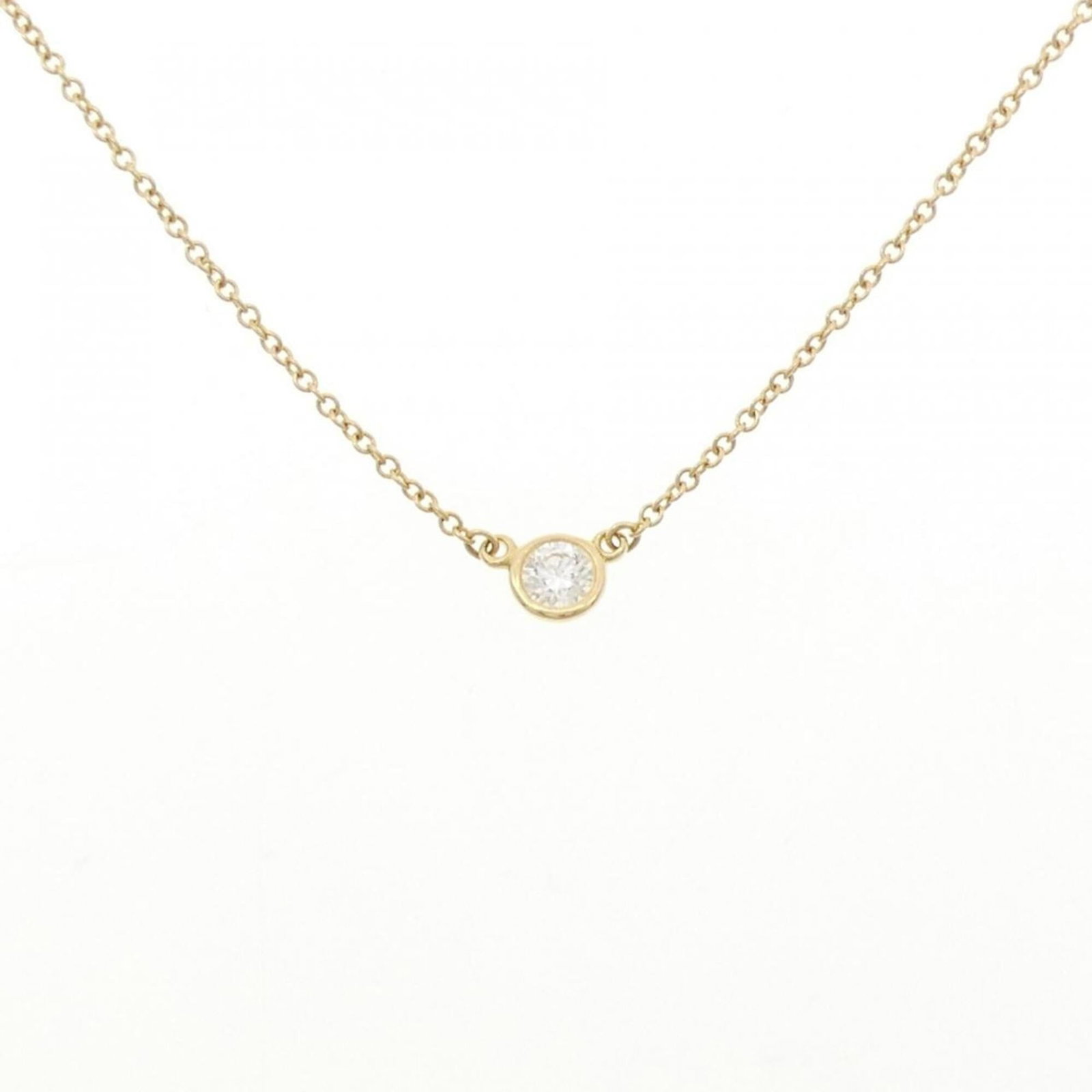 Co Tiffany & Necklace By Yard The: Co Tiffany & Necklace By Yard The Yellow gold (18K) Tiffany & Co. necklace features a 4.3mm x 4.3mm diamond pendant suspended from a 41 cm / 16.14'' chain, showcasing the elegance and sophistication o
