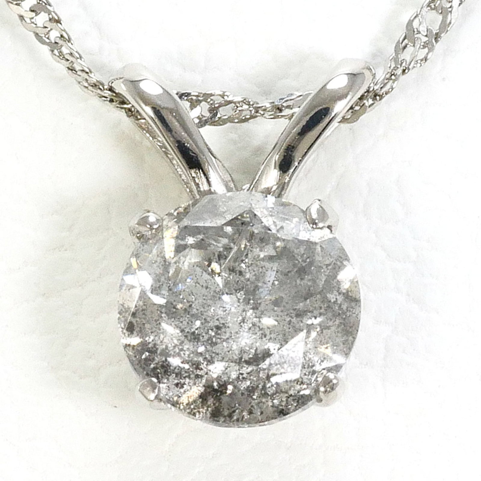 Pt900 Platinum/ Pt850 Necklace With 0.5Ct Diamond Total Weight 1.1G 40Cm Like New Condition: Pt900 Platinum/ Pt850 Necklace With 0.5Ct Diamond Total Weight 1.1G 40Cm Like New Condition Platinum/ Pt900 Necklace With 0.5Ct Diamond Features A Total Weight Of 1.1G And Measures 40cm In