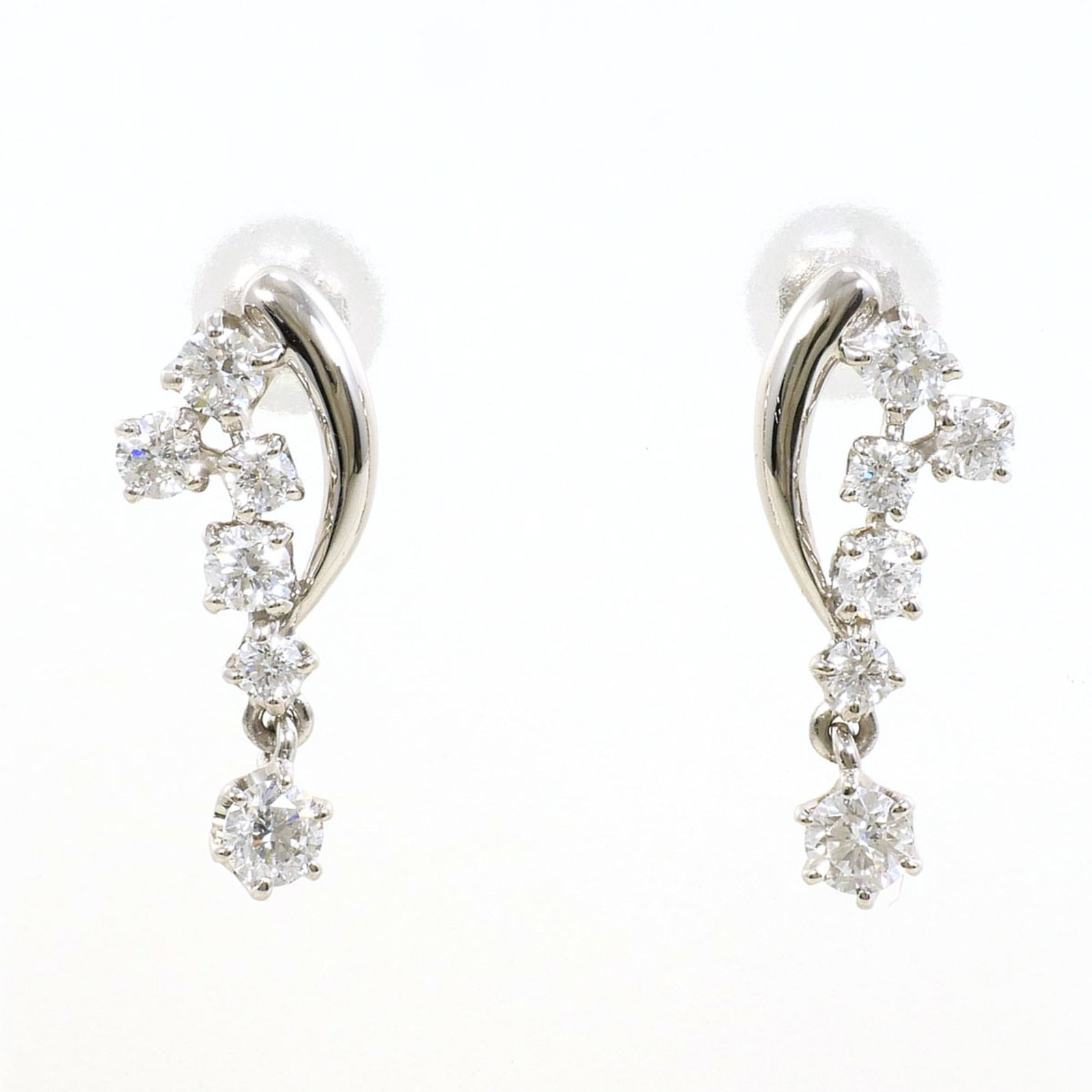 Stud earrings platinum 900 unbranded: Stud earrings platinum 900 unbranded Stud earrings crafted from platinum 900, featuring a diamond stone weighing 0.25 carats, and boasting a substantial weight of 2.6g / 0.09oz. The platinum material 