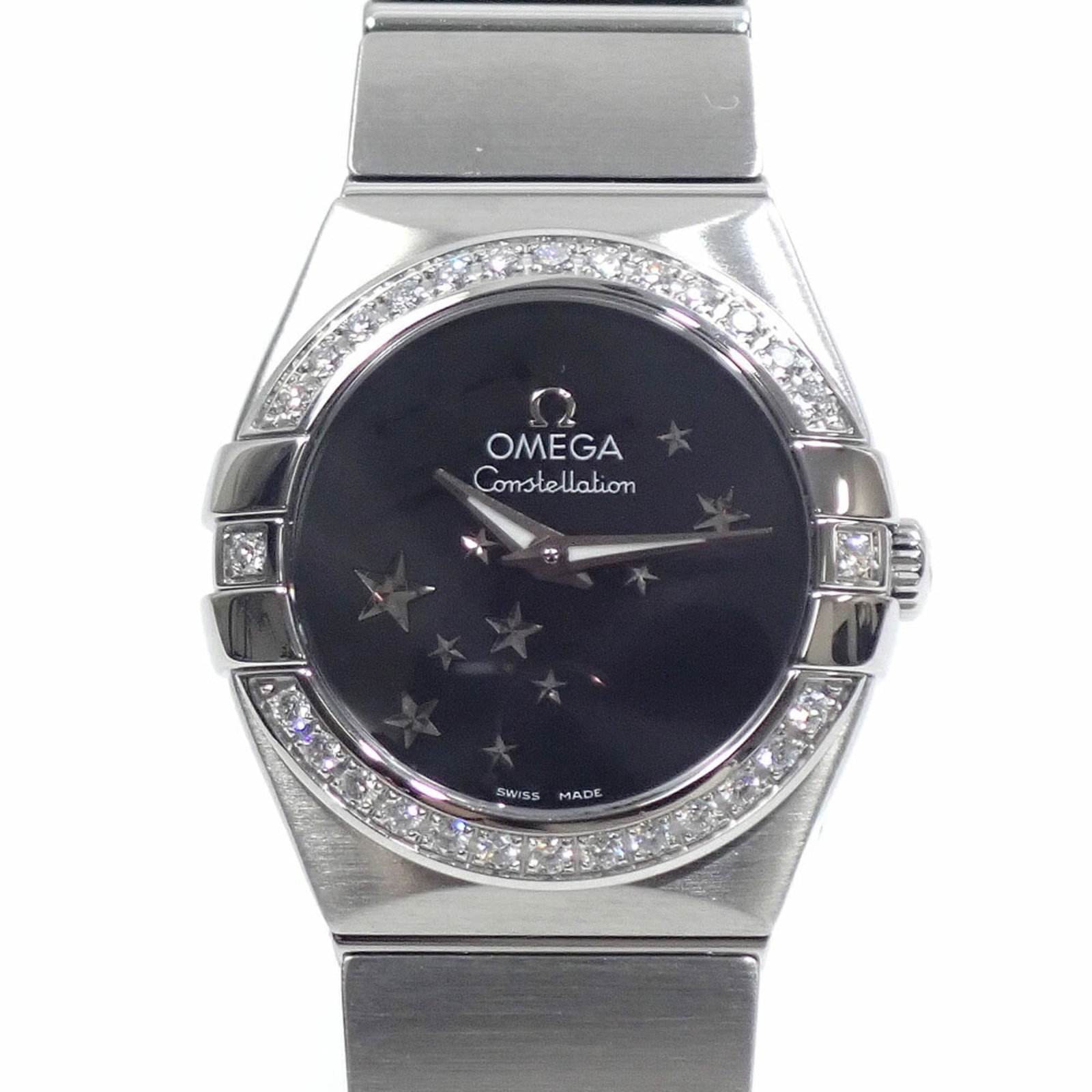 Wristwatch of Omega: Wristwatch of Omega Stainless steel case and band provide a sleek, modern look. The black dial features a quartz movement, making it reliable and accurate. With its 24mm diameter case and adjustable