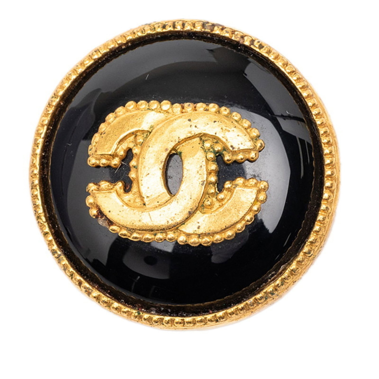 Brooch Chanel: Brooch Chanel The Chanel brooch boasts sleek, modern lines and a sophisticated black finish. Its gold accents add a touch of luxury to this stylish piece, measuring 3.86cm x 3.86cm in size. A chic