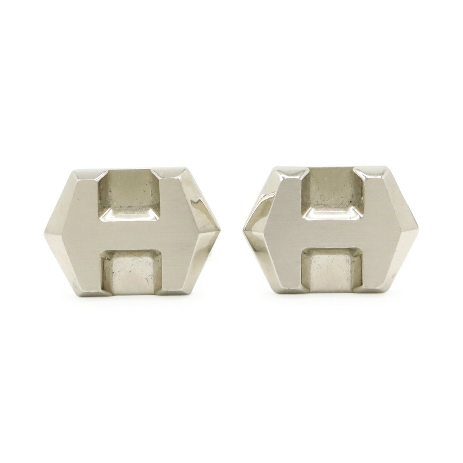 Metal Hermes Stud Button: Metal Hermes Stud Button Metal Hermes Stud Button, crafted from high-quality silver metal, boasts a sleek and sophisticated design with precise dimensions of 14.00mm x 19.00mm. The item comes with a