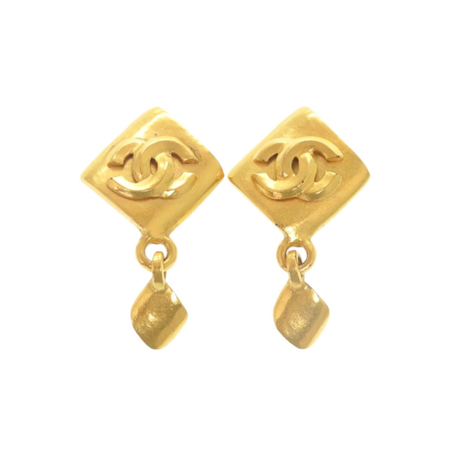 Metal clip earrings by Chanel: Metal clip earrings by Chanel Gold metal clip earrings from Chanel, measuring 42.00mm x 24.00mm in size. Made entirely of metal with no additional accessories. These classic clip earrings showcase