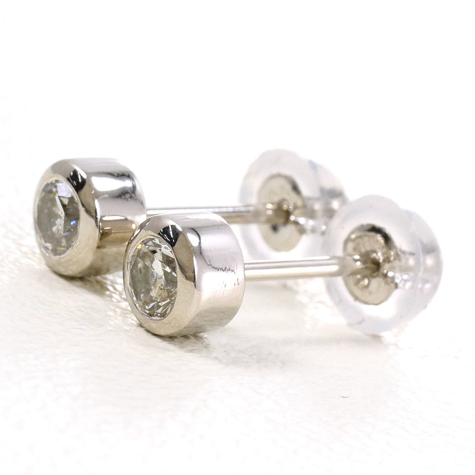 Platinum stud earrings: Platinum stud earrings Platinum stud earrings feature a diamond stone set in platinum metal, weighing 1g / 0.03oz. The earrings are made from high-quality platinum metal and showcase a sleek design.
