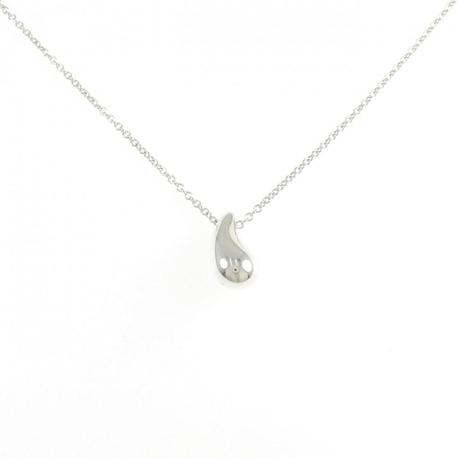 Tiffany & Co. Teardrop Necklace: Tiffany & Co. Teardrop Necklace Tiffany & Co. Teardrop Necklace features a silver 925 pendant with a teardrop design, measuring 11.8mm x 5.8mm. The necklace has a circumference of 42 cm and is made fr
