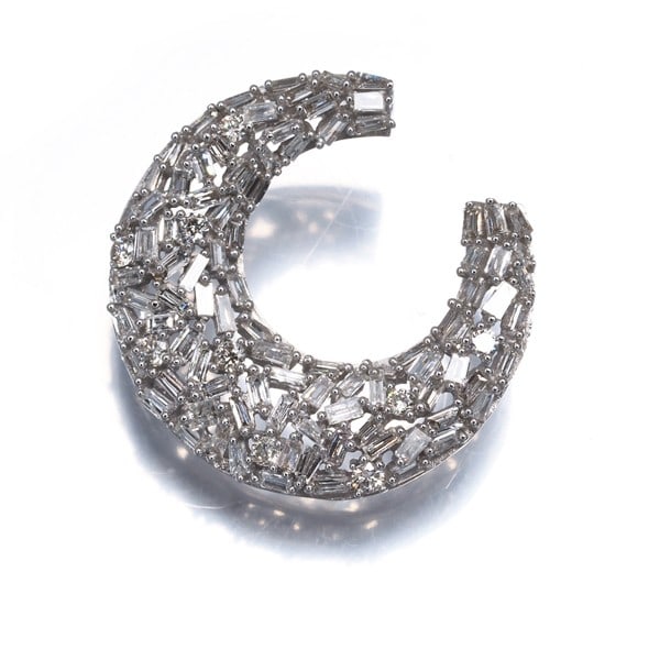 Diamond 0.50Ct Tapered-Cut Moon Pendant 18K 750 White Gold: Diamond 0.50Ct Tapered-Cut Moon Pendant 18K 750 White Gold The 0.50ct diamond moon pendant shines with elegance, its tapered-cut design and natural stone creating a captivating visual effect. Set in