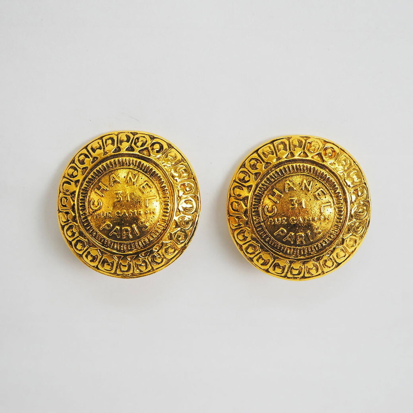 Metal clip earrings by Chanel: Metal clip earrings by Chanel Metal clip earrings by Chanel, crafted in gold metal with a diameter of 32mm / 1.25'', come in a luxurious box. The elegant design makes them a timeless accessory for