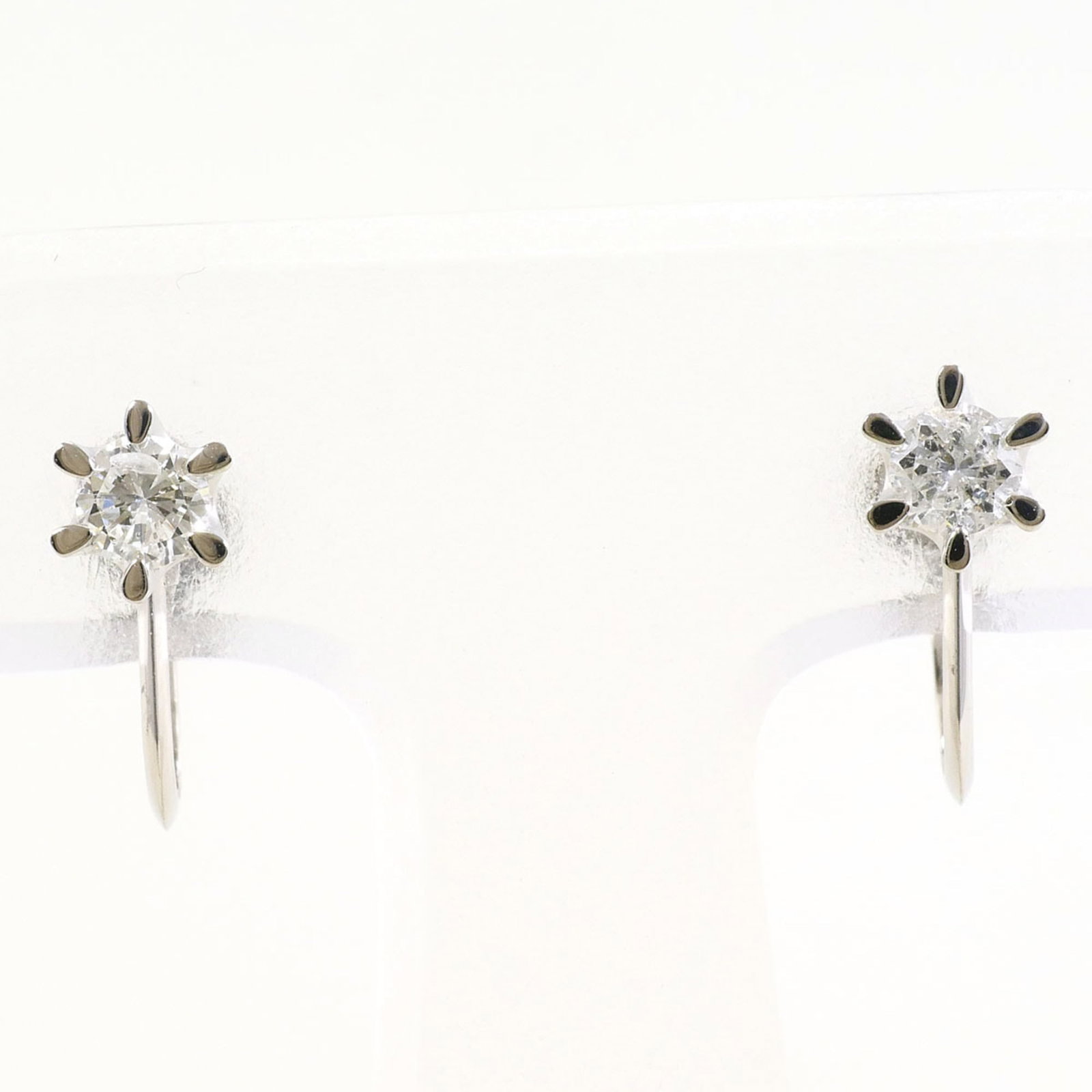 Unbranded Clip Earrings Platinum 850: Unbranded Clip Earrings Platinum 850 Platinum 850 clip earrings feature a diamond stone, making them a striking accessory. Weighing in at 1.9g, these elegant earrings are crafted from high-quality