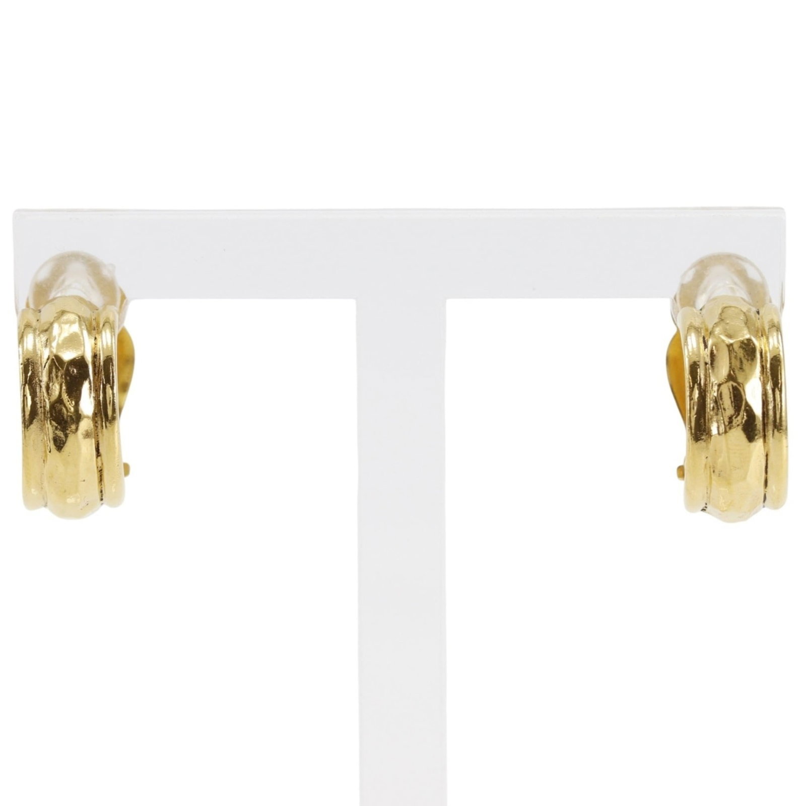 Chanel Clip Earrings Gold Plating: Chanel Clip Earrings Gold Plating Gold-plated Clip Earrings from Chanel, measuring 19.00mm x 9.00mm and weighing 10.1g, bear a signature. These vintage-style earrings are made from gold plating and