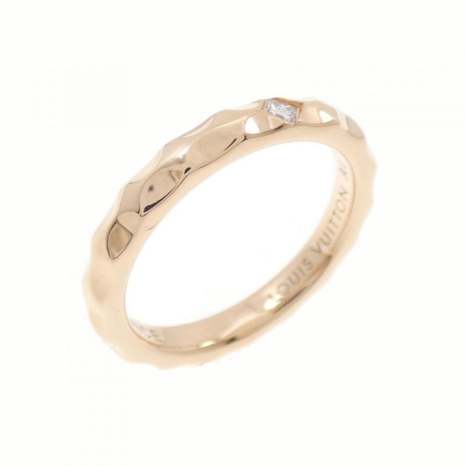 Pink Gold 18K Band Ring Louis Vuitton: Pink Gold 18K Band Ring Louis Vuitton Pink Gold 18K Band Ring Louis Vuitton bears the signature of its creator. Made from high-quality pink gold (18K), this band ring features a classic design that