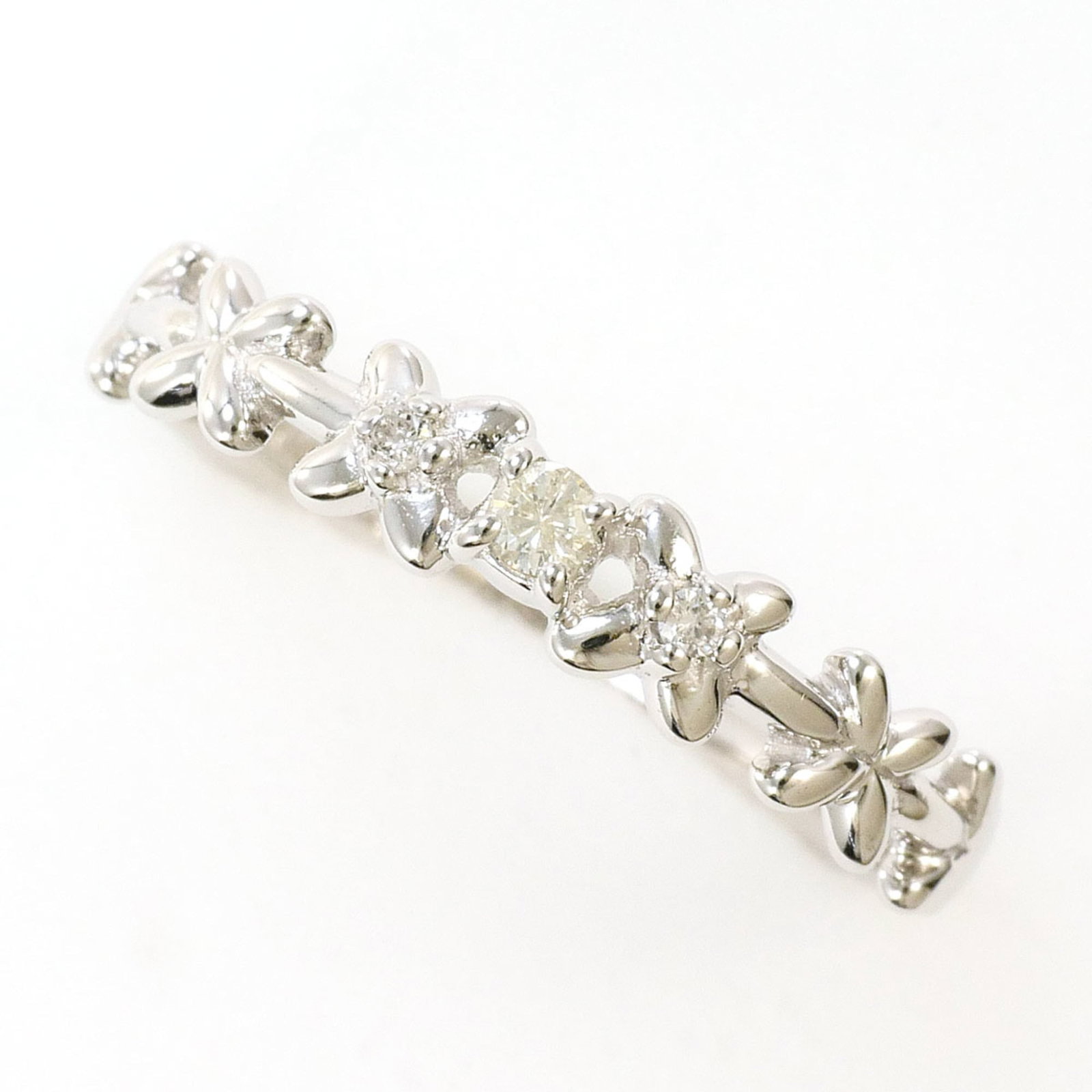 Unbranded Band Ring White Gold (14K): Unbranded Band Ring White Gold (14K) Unbranded band ring in white gold, featuring a 14K metal purity and a diamond stone. This ring measures US size 5 and JP size 9.5, with a width of 3mm and weighs