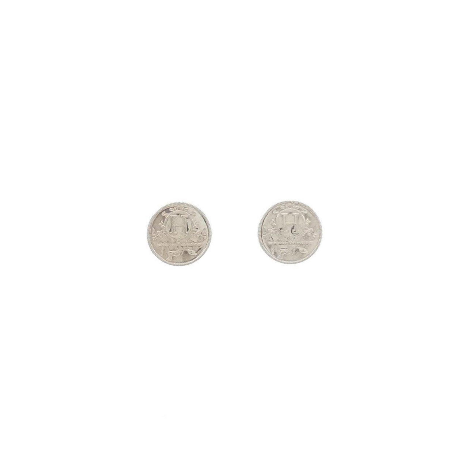 Hermes Stud Silver Earrings 925: Hermes Stud Silver Earrings 925 Stud earrings from Hermes, crafted in silver 925, come with a box. The item bears a signature and is made from high-quality materials. These stud earrings are packaged 