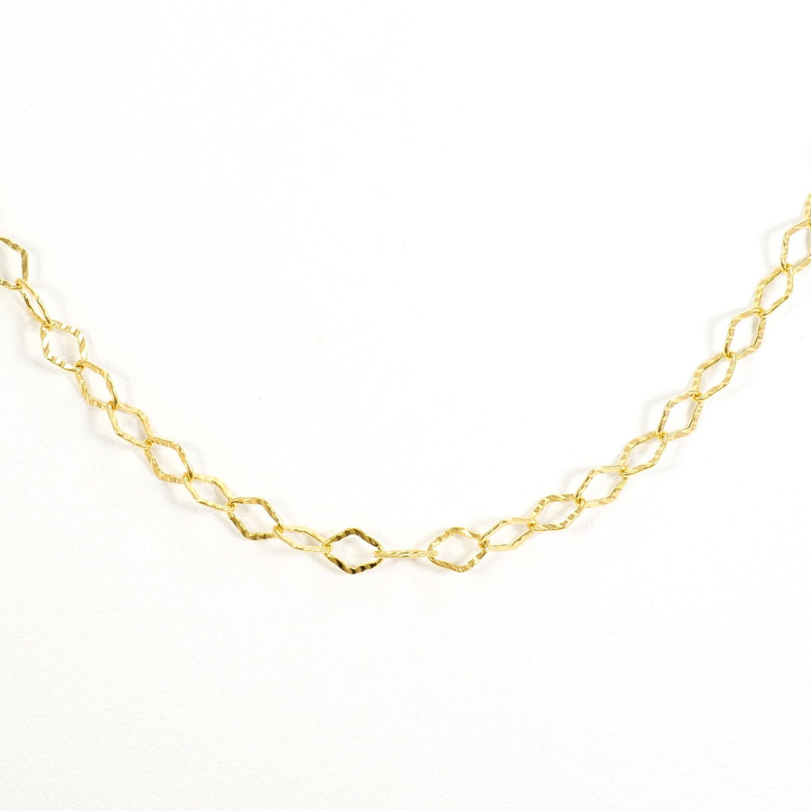 18K (18-Karat) Yellow Gold Necklace Total Weight 3.3G 100Cm Jewelry: 18K (18-Karat) Yellow Gold Necklace Total Weight 3.3G 100Cm Jewelry 18K yellow gold necklace boasts a total weight of 3.3g, making it a substantial piece. The chain's length measures 100cm, providing