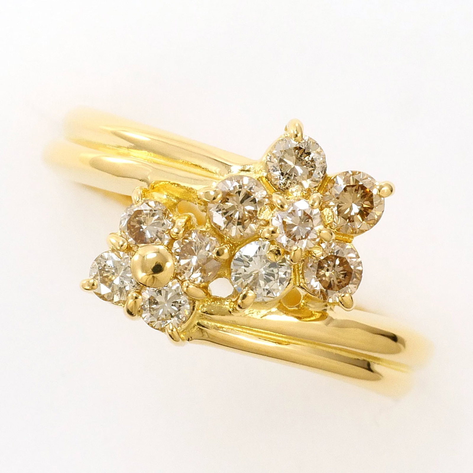 Unbranded Band Ring Yellow Gold (18K): Unbranded Band Ring Yellow Gold (18K) Yellow gold band ring with a 0.50 carat diamond, crafted from 18K metal for a touch of elegance and sophistication. This unbranded piece boasts a warm brown