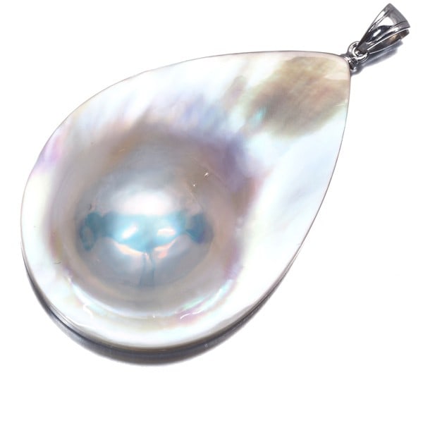 Tasaki Pendant Mabe Pearl Teardrop 18K Wg: Tasaki Pendant Mabe Pearl Teardrop 18K Wg 18k White Gold Teardrop Pendant with Mabe Pearl. This elegant pendant features a teardrop shape and a stunning mabe pearl, approximately 38.8 x 26.4mm in