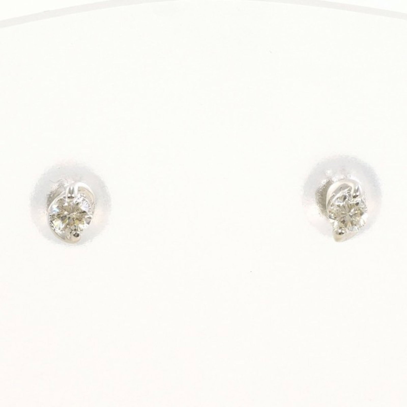 Stud earrings platinum 900 unbranded: Stud earrings platinum 900 unbranded Platinum 900 stud earrings featuring a diamond stone, weighing 0.05 carats and measuring 0.4g / 0.01oz in weight, showcase the metal's premium quality with a