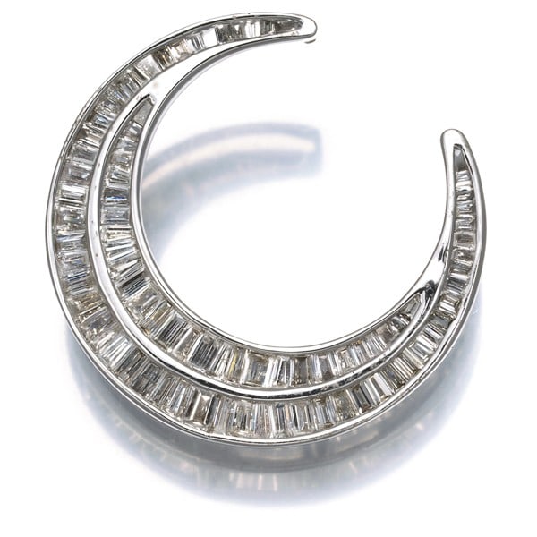 Diamond 0.72Ct Moon Tapered-Cut Pendant 18K 750 White Gold: Diamond 0.72Ct Moon Tapered-Cut Pendant 18K 750 White Gold 18k white gold pendant features a natural diamond with a total weight of 0.72ct, set in a moon-shaped design that adds an elegant touch to
