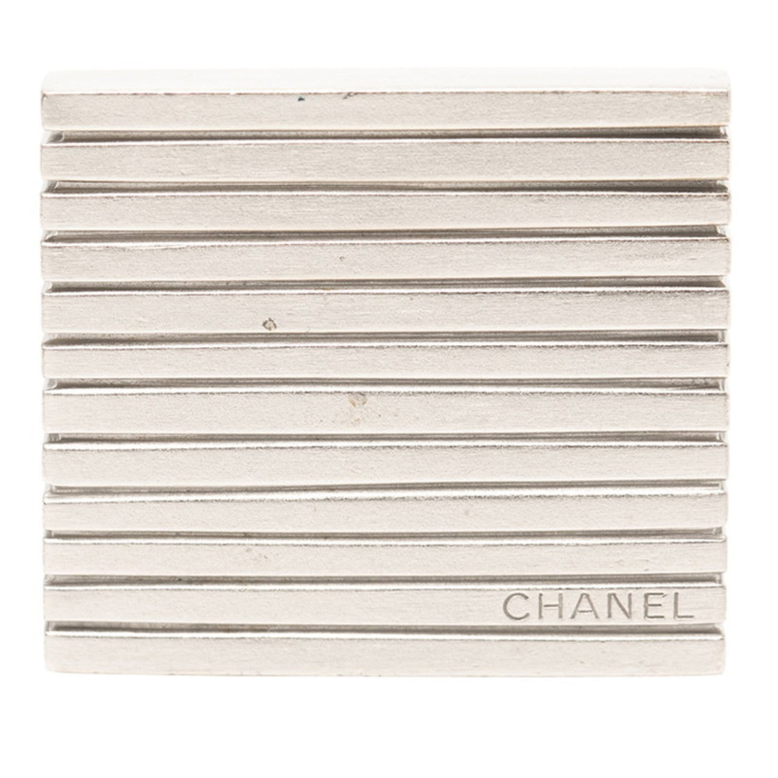 Silver Chanel Brooch 925: Silver Chanel Brooch 925 Silver Chanel Brooch 925 - A stunning silver brooch featuring the iconic Chanel design, measuring 34.9cm x 39.5cm in size. Made from high-quality 925 silver, this brooch is a 