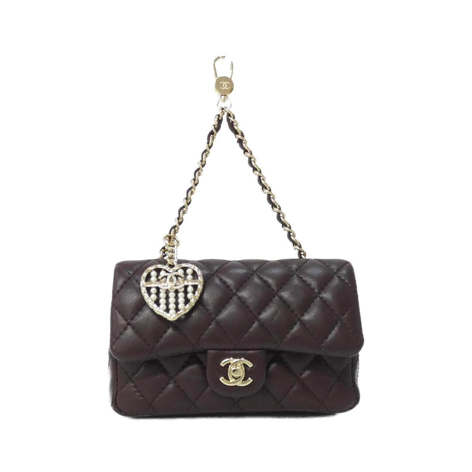 Handbag Leather Charm Chanel: Handbag Leather Charm Chanel Lamb leather handbag charm from Chanel, featuring brown and gold details. Made with high-quality materials, this charm measures 70mm x 120mm x 25mm. A stylish addition to