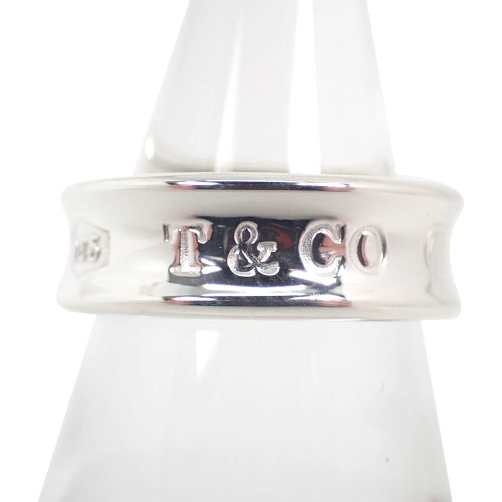 Sterling Silver Tiffany Band Ring 925: Sterling Silver Tiffany Band Ring 925 Sterling silver Tiffany band ring in 925 quality, featuring the iconic brand mark. This elegant ring boasts a classic design with a timeless appeal, suitable for