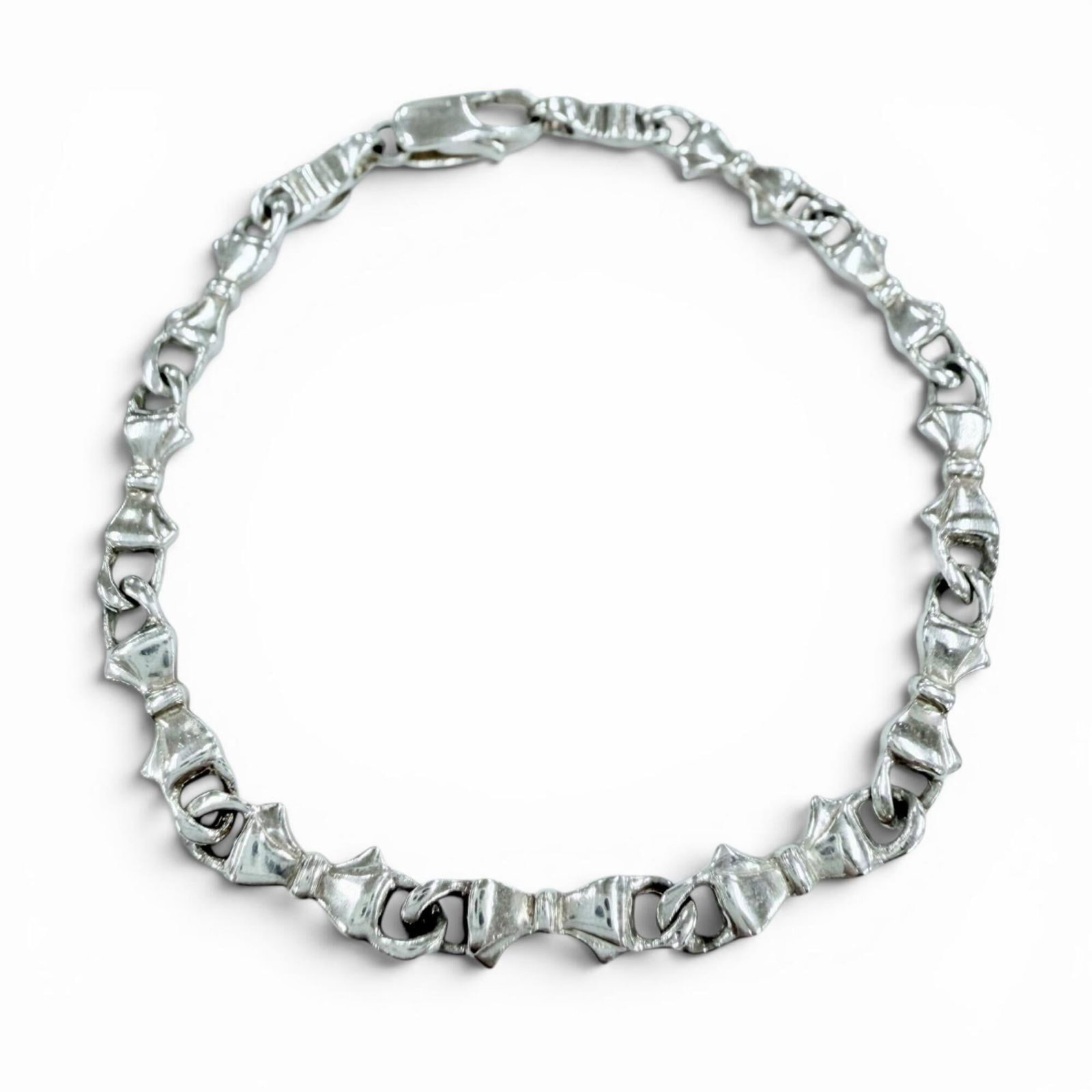 Charm bracelet silver 925: Charm bracelet silver 925 Silver 925 Charm Bracelet, 19cm in length. This charm bracelet features sterling silver material and bears a signature. Made from high-quality silver, it offers a touch of