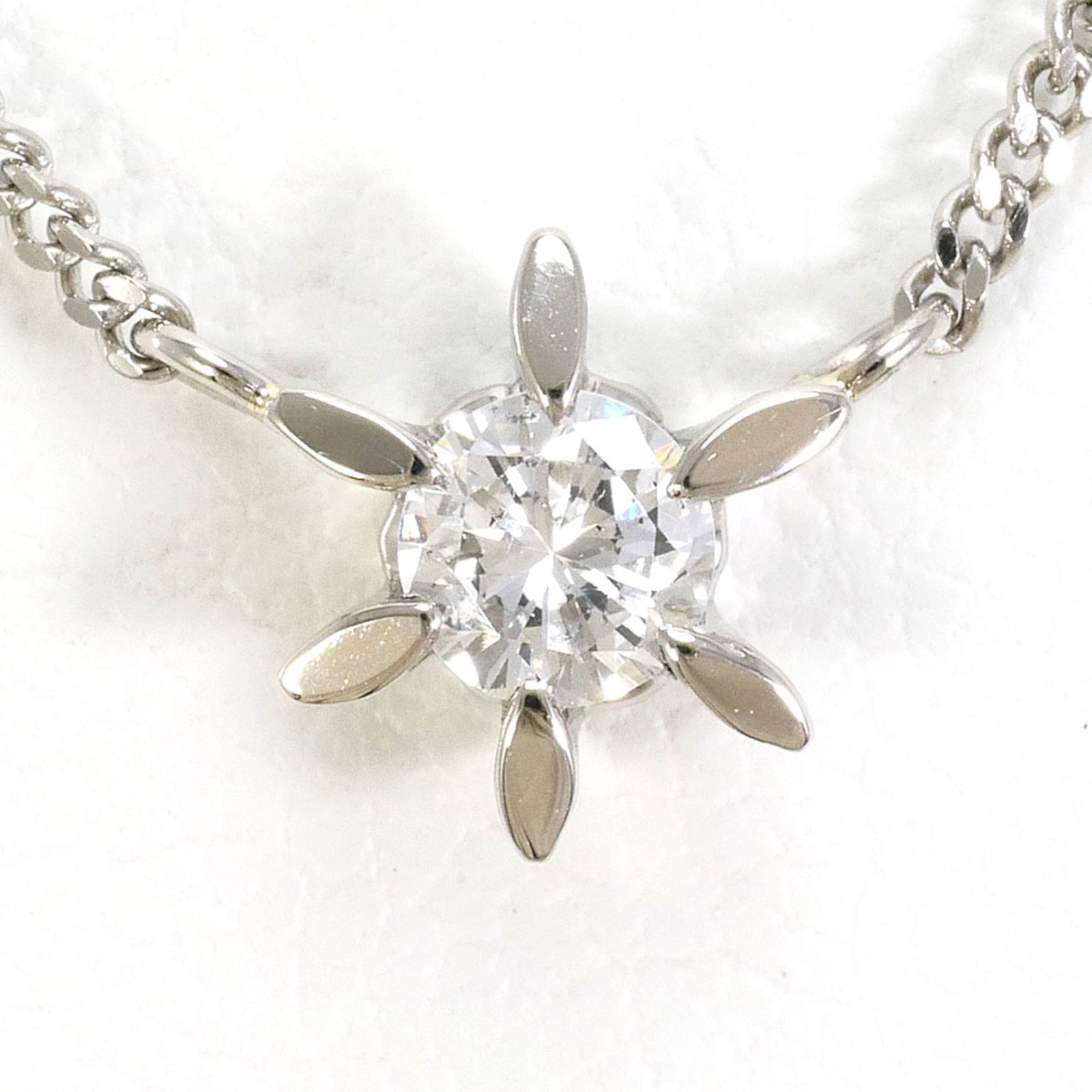 Like new platinum necklace diamond total weight 2.8g 41cm ct 0.14: Like new platinum necklace diamond total weight 2.8g 41cm ct 0.14 Platinum necklace with a total weight of 2.8g and featuring a 0.14ct diamond, measuring 6mm x 6mm. The necklace boasts a sleek design 