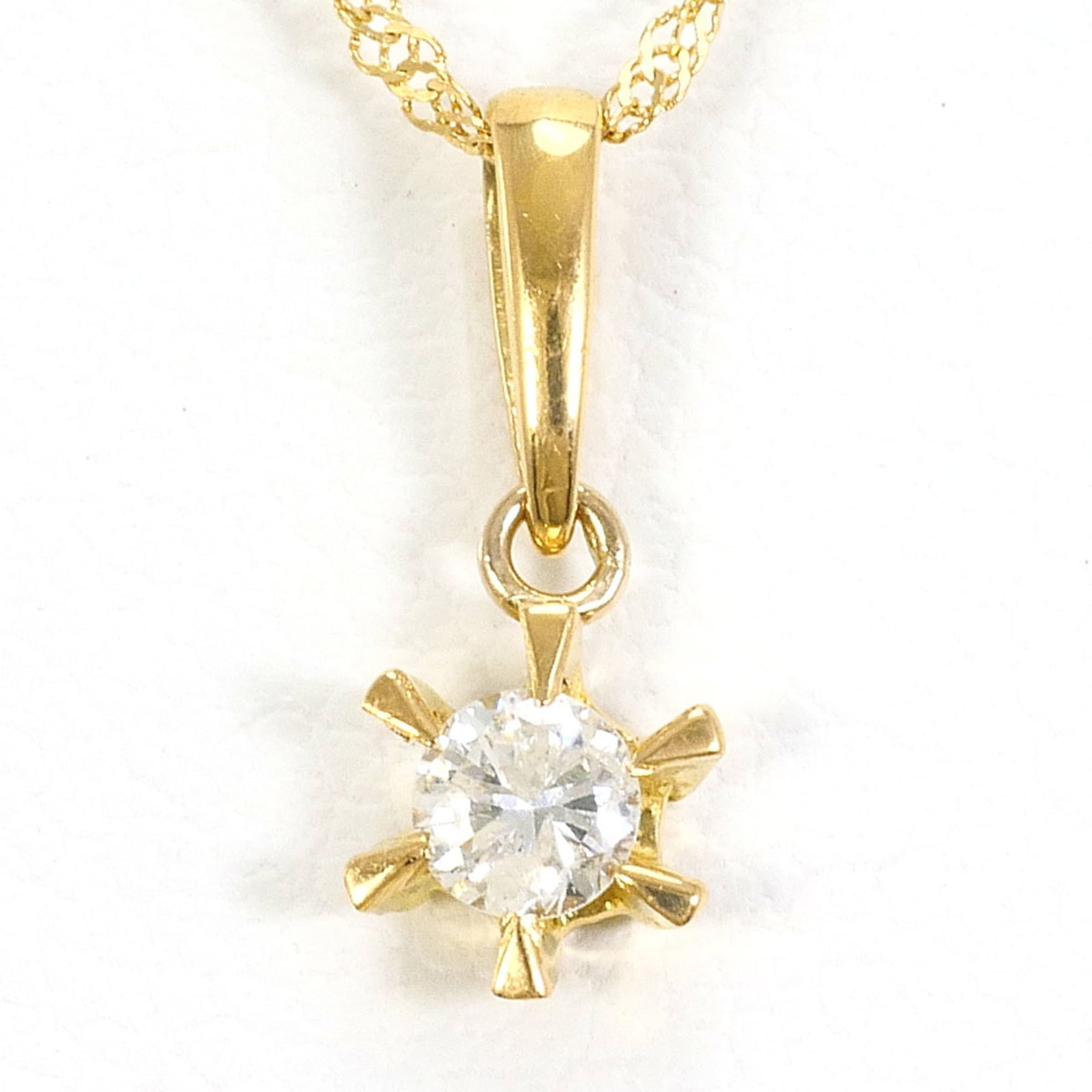 18K (18-Karat) Yellow Gold Necklace With 0.11 Ct Diamond Total Weight 0.9G 42Cm Length Jewelry: 18K (18-Karat) Yellow Gold Necklace With 0.11 Ct Diamond Total Weight 0.9G 42Cm Length Jewelry 18K yellow gold necklace boasts a total weight of 0.9g, featuring 0.11 ct diamonds for a touch of