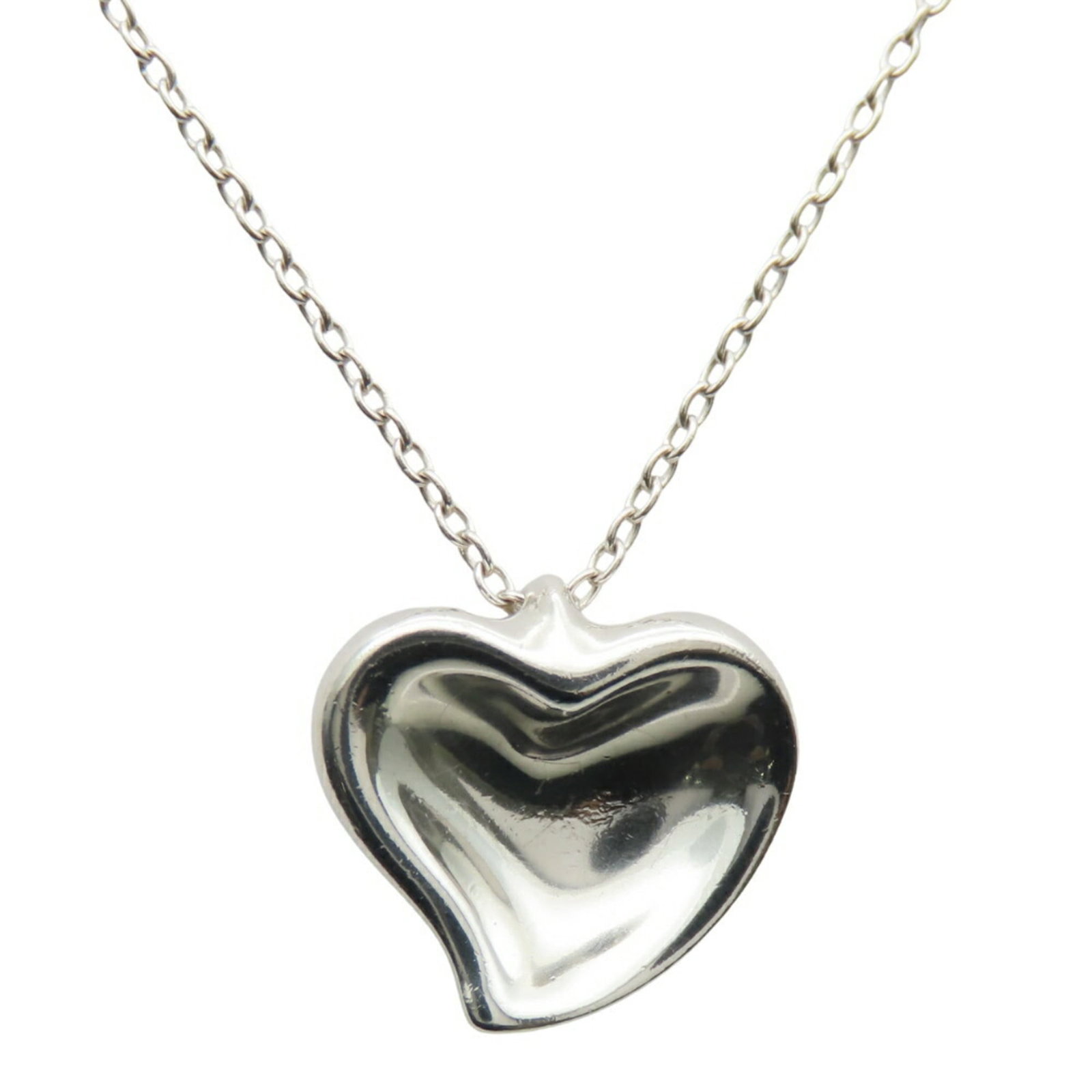 Tiffany & Co. Carved Heart Necklace 925 Sterling Silver Approx. 4.0G Elsa Peretti Women'S Tiffany: Tiffany & Co. Carved Heart Necklace 925 Sterling Silver Approx. 4.0G Elsa Peretti Women'S Tiffany Tiffany & Co. Carved Heart Necklace in Sterling Silver features a beautiful, intricately carved heart 