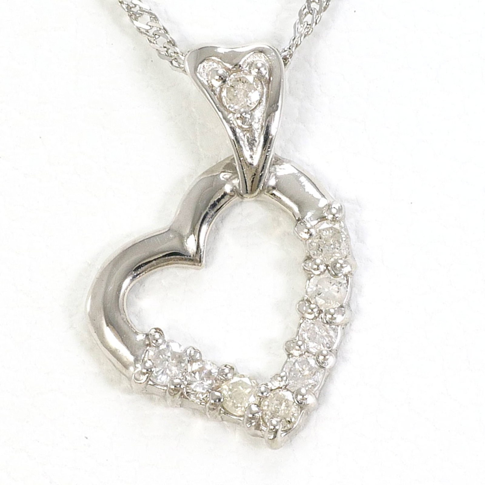 Pt1000 Platinum/ Pt850 Necklace With 0.10 Ct Diamond Total Weight 1.4G 42Cm Like New Condition: Pt1000 Platinum/ Pt850 Necklace With 0.10 Ct Diamond Total Weight 1.4G 42Cm Like New Condition Platinum/ Pt1000 Necklace with 0.10 Ct Diamond, 42cm Length, Like New Condition.This platinum necklace
